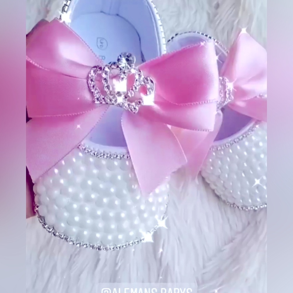 I can make any type of shoe with rhinestones.
to order two weeks in advance